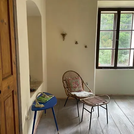 V Barokniho Fare S Rozsahlou Zahradou * Stichovice