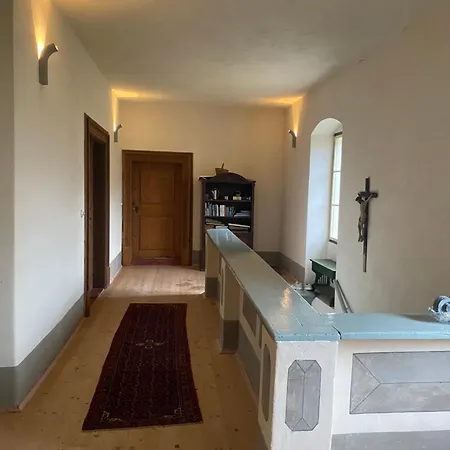 V Barokniho Fare S Rozsahlou Zahradou