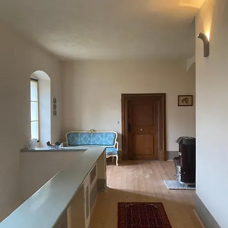 V Barokniho Fare S Rozsahlou Zahradou * Stichovice